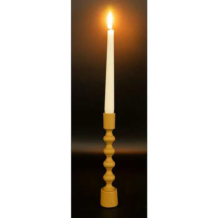 Kerzenständer Pune - Ø x H: 5 x 24 cm, Senfgelb, Metall - Das Bild zeigt eine elegante, beigefarbene Kerze in einem verzierten, hölzernen Kerzenständer vor einem dunklen Hintergrund, die warmes Licht ausstrahlt.