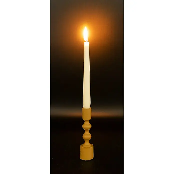 Kerzenständer Pune - Ø x H: 5 x 16,5 cm, Senfgelb, Metall - Nahaufnahme einer brennenden weißen Kerze in einem verzierten, beigen Kerzenständer vor dunklem Hintergrund.