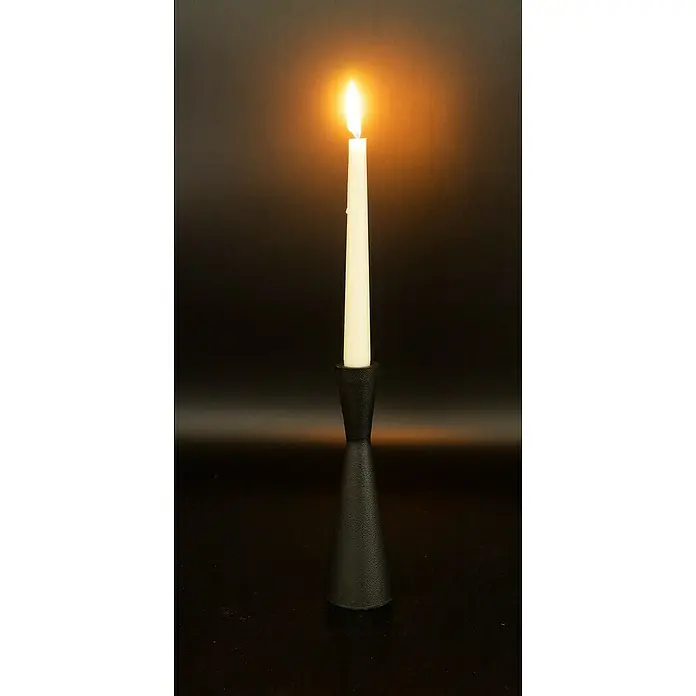 Kerzenhalter Delhi - Ø x H: 7 x 20 cm, Schwarz, Metall - Elegantes Foto einer brennenden Kerze in einem schlanken, schwarzen Kerzenständer, das warmes Licht in einem dunklen Raum verbreitet.