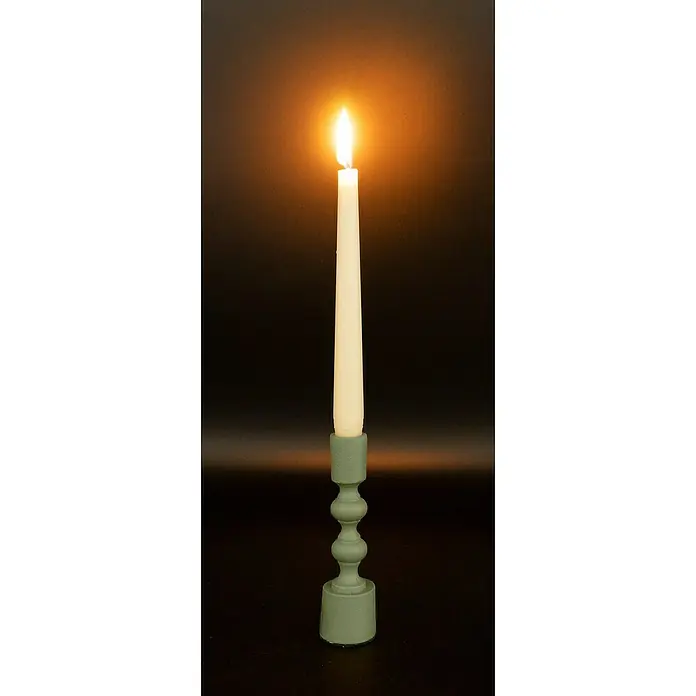Kerzenständer Pune - Ø x H: 5 x 16,5 cm, Grün, Metall - Elfenbeinfarbene Tafelkerze in einem grünen, verschnörkelten Kerzenständer mit einem hellen Schein auf schwarzem Hintergrund.