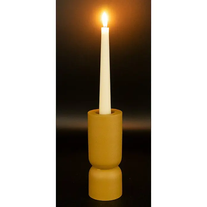 Kerzenhalter Chennai - Ø x H: 6 x 18 cm, Senfgelb, Metall - Kerzenständer aus gelbem Steinzeug mit einer langen, schlanken, elfenbeinfarbenen Kerze, die eine warme, leuchtende Flamme hat, auf dunklem Grund.
