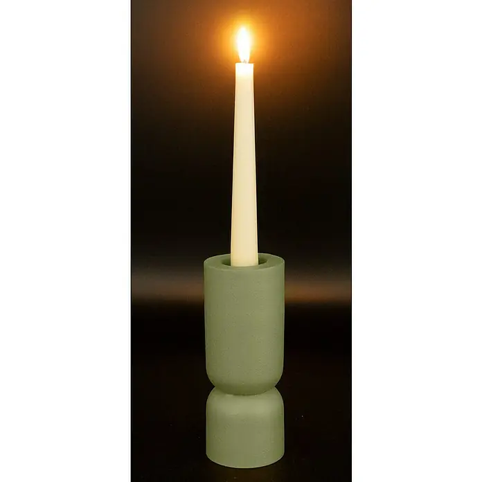 Kerzenhalter Chennai - Ø x H: 6 x 18 cm, Grün, Metall - Elfenbeinfarbene Kerze in einem modernen, grünen Kerzenständer. Das warme Licht der Flamme erzeugt eine gemütliche Atmosphäre.