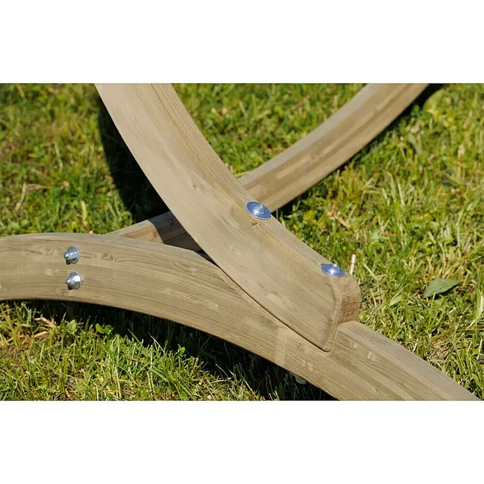 Amazonas Hängesesselgestell Globo Stand 1-Sitzer - L x B x H: 136 mm x 127 cm x 170 cm, Holz - Detailaufnahme einer hölzernen Hängemattengestellverbindung, befestigt mit Bolzen, auf Rasen. Robuste und natürliche Konstruktion.