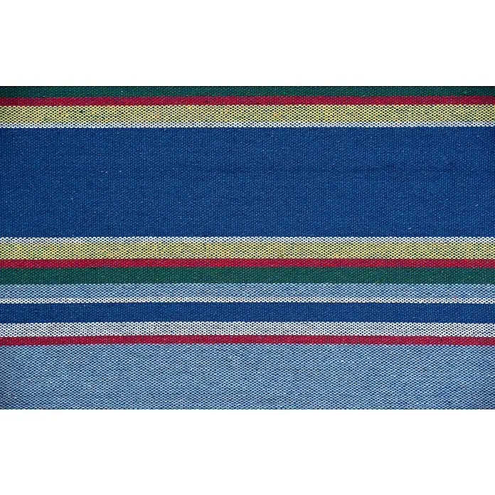 Amazonas Stabhängematte Tonga Ocean - L x B: 310 x 80 cm, Blau - Nahaufnahme eines gestreiften Stoffes, der blau, rot, gelb, grün und weiß ist. Texturierter Stoff mit horizontalen Streifen.