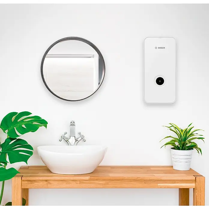 Bosch Durchlauferhitzer Tronic Line - 15/18/21 kW, Elektronisch, Geschlossen - Wandmontierter Bosch-Boiler mit modernem Design für effiziente Warmwasserbereitung im Badezimmer.