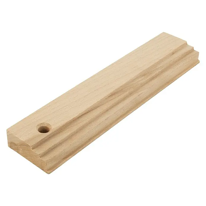Wolfcraft Schlagholz - 30 x 5 x 2,7 cm, Holz - Detailaufnahme eines hellen, unbehandelten Holzstücks mit abgerundeten Kanten und einem Loch an einem Ende.