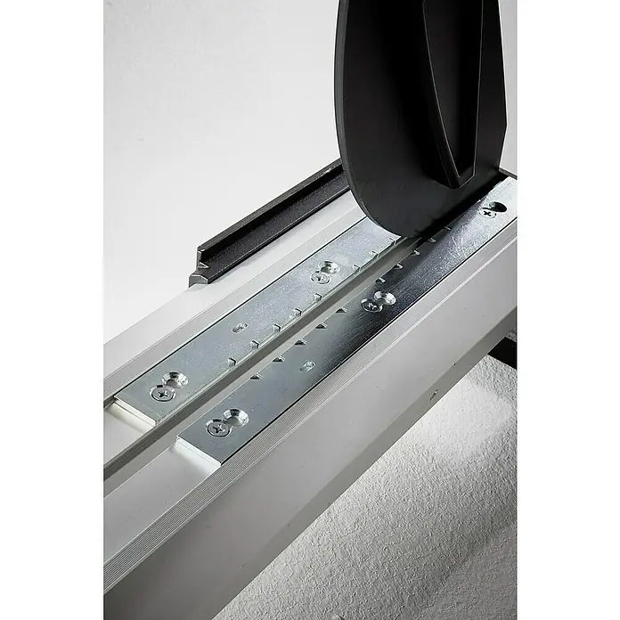 Wolfcraft Laminat- & Vinylschneider VLC 800 - Schnittbreite: 465 mm, Aluminium - Nahaufnahme einer Metallschiene mit einer schwarzen Halterung und Schrauben, die auf einem Werkzeug oder einer Maschine montiert sind.