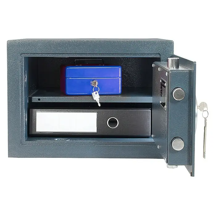 Rottner Möbeltresor Samoa - L x B x H: 39 x 42 x 30 cm, Doppelbart-Hochsicherheitsschloss, Anthrazit - Ein offener Tresor mit einem blauen Kästchen, einem Schlüssel und einem Ordner im Inneren, bietet Sicherheit und Organisation für Wertsachen.
