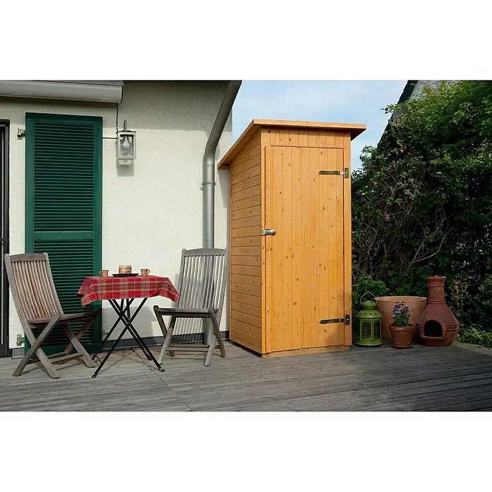 Weka Geräteschrank 361 - Außenmaß inkl. Dachüberstand (B x T): 100 x 105 cm, Holz, Natur, Mit Dachschindeln - Gartenszene mit einem Holzschrank, Tisch und Stühlen auf einer Terrasse, ideal zur Aufbewahrung von Gartengeräten und Zubehör.