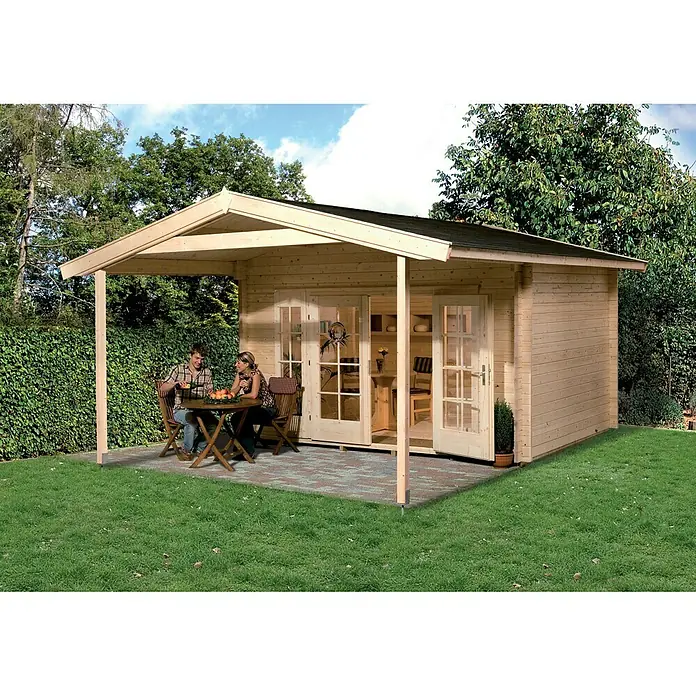 Weka Gartenhaus Weekendhaus 137 A - Außenmaß inkl. Dachüberstand (B x T): 460 x 590 cm, Holz, Natur, 22,04 m² - Dieses Bild zeigt ein Holzgartenhaus mit überdachter Terrasse, auf der ein Paar an einem Tisch sitzt. Der Holzbau fügt sich gut in den Garten ein.