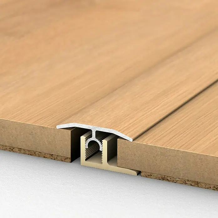 MyStyle MyDream Universalprofil 3in1 Golden Vista Oak - 1 m x 34 mm x 15 mm, Montageart: Stecken - Bild eines Übergangsprofils für Bodenbeläge, das eine nahtlose Verbindung zwischen zwei Holzoberflächen ermöglicht. Es sorgt für einen sauberen Abschluss.