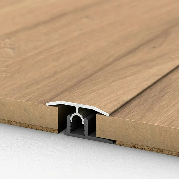 MyStyle MyArt Universalprofil 3in1 Wild West Oak - 1 m x 34 mm x 15 mm, Montageart: Stecken - Übergangsprofil zwischen zwei Holzböden, das für einen nahtlosen Übergang sorgt. Das Profil ist silberfarben und hat eine T-Form.