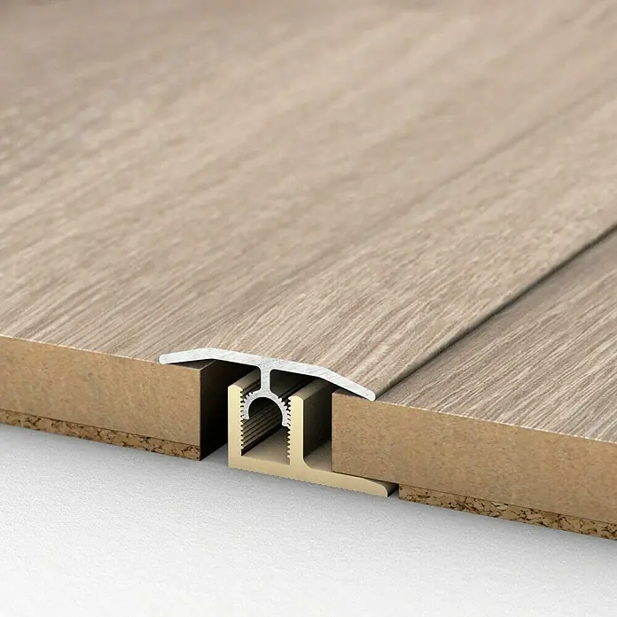 MyStyle MyDream Universalprofil 3in1 Wilderness Oak - 1 m x 34 mm x 15 mm, Montageart: Stecken - Darstellung eines Übergangsprofils für Laminatböden. Das Profil ist aus Aluminium gefertigt und verbindet zwei Bodenflächen miteinander.