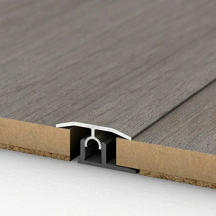 MyStyle MyArt Universalprofil 3in1 Anvil Oak - 1 m x 34 mm x 15 mm, Montageart: Stecken - Das Bild zeigt ein Bodenprofil. Das Übergangsprofil ist aus Aluminium und dient zur Verbindung von zwei Bodenbelägen unterschiedlicher Höhe.