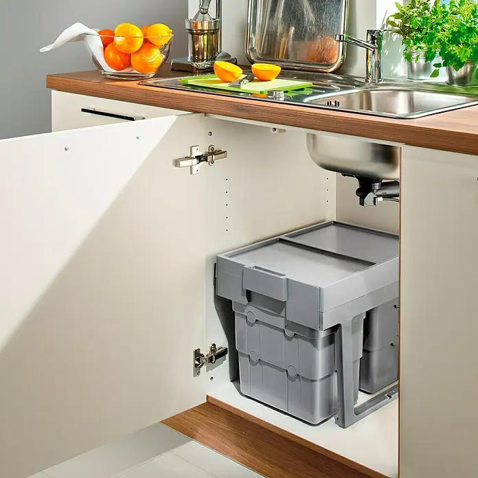 essensa Einbaumülleimer Easywaste - 32 l, Kunststoff, Grau, 2 x 16 l Fassungsvermögen - Ein grauer Mülleimer mit Auszugssystem befindet sich unter einer Spüle in einem Küchenschrank mit geöffneter Tür.