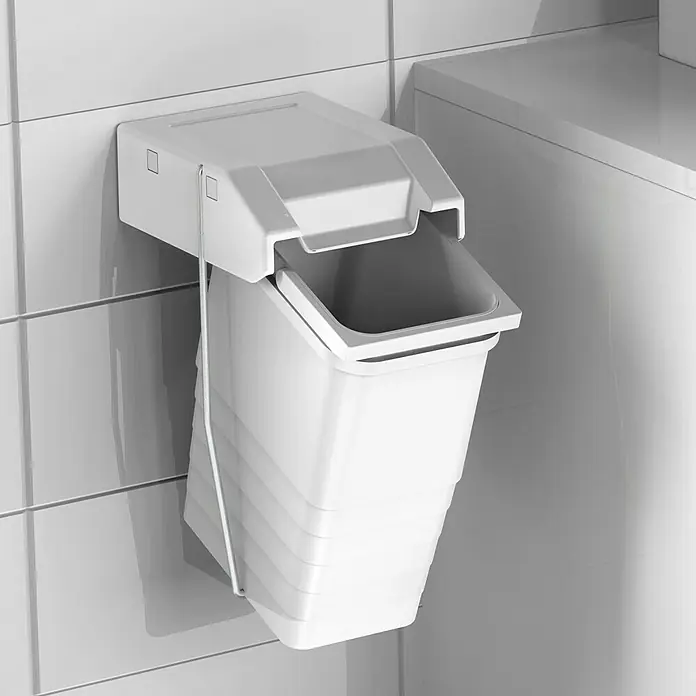 essensa Standard-Mülleimer Single - 8 l, Kunststoff, Weiß - Ein weißer, wandmontierter Mülleimer mit Deckel und Halterung, der in einem Badezimmer oder einer Küche angebracht ist.