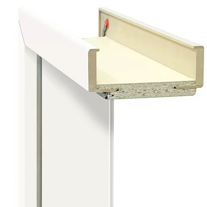 Classen PL Türzarge - 985 x 1.985 mm, Wandstärke: 180 mm, DIN Anschlag: Links, Monari Weiß - Weißer Querschnitt eines Türrahmens mit sichtbarem Spanplattenkern, rotem Beschlag und Metallschiene.