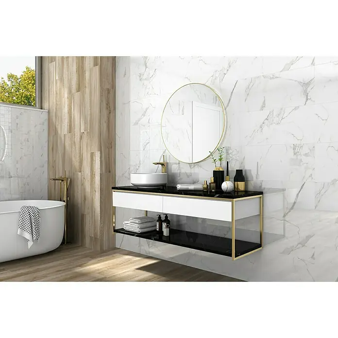 Pavimento porcelánico Palatina - 60 x 30 cm, Blanco Carrara, Brillante - Elegante interior de baño con un elegante tocador en blanco y negro, acentuado con detalles dorados y un espejo redondo.