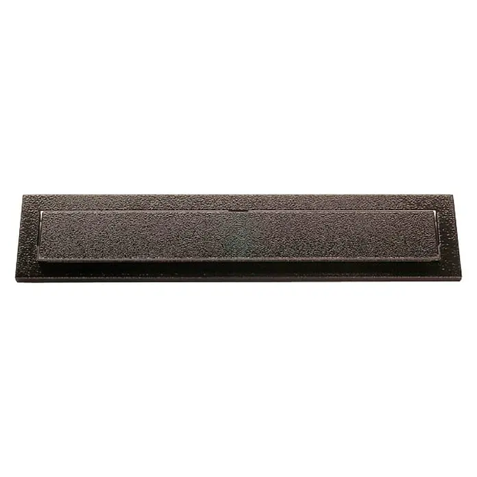 Arregui Bocacartas C-604 - L x An x Al: 24,8 x 7,3 x 2 cm, Acero, Negro - Primer plano de una ranura de buzón marrón oscuro con una superficie rugosa, ideal para puertas de entrada.