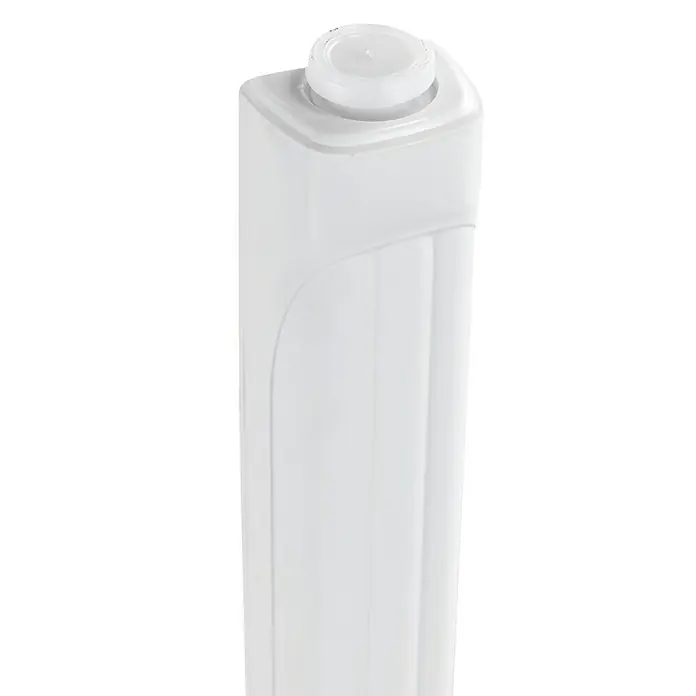 Mesa de jardín redonda Cancún - Ø x Al: 80 x 73 cm, Blanco, Apilable - Primer plano de una botella blanca rectangular con tapón redondo, ideal para almacenar líquidos.