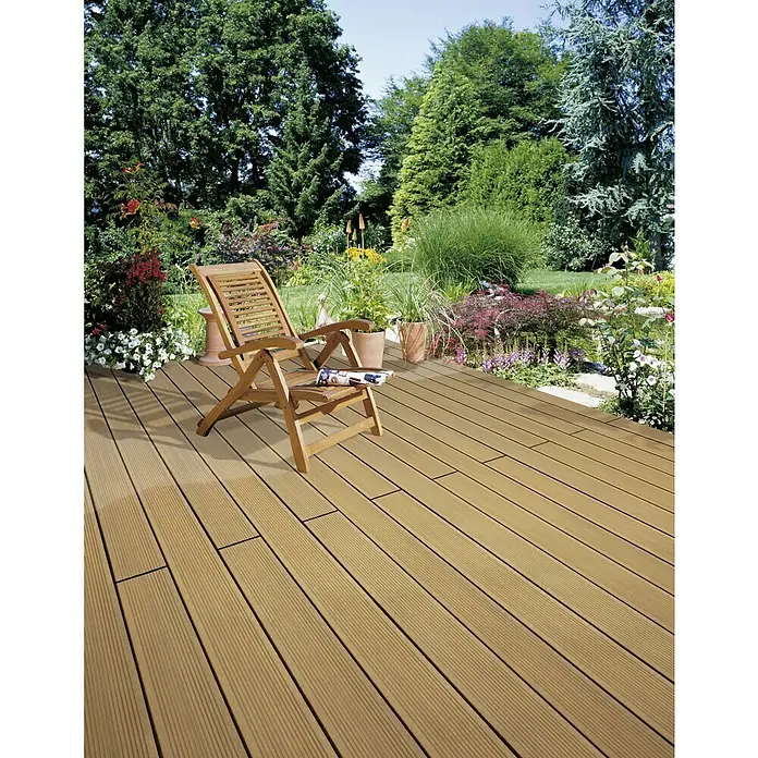 b!design WPC-Terrassendiele Teak - 300 x 13,8 x 2,25 cm, Teak - Terrassendiele aus Holzverbundstoff auf einer Terrasse mit einem hölzernen Liegestuhl. Das Holz ist langlebig und robust.
