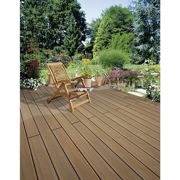 b!design WPC-Terrassendiele Ipe - 300 x 13,8 x 2,25 cm, Ipe - Terrassendielen aus WPC auf einer Terrasse mit einem Holzstuhl. Die Dielen sind widerstandsfähig und langlebig für den Außenbereich.