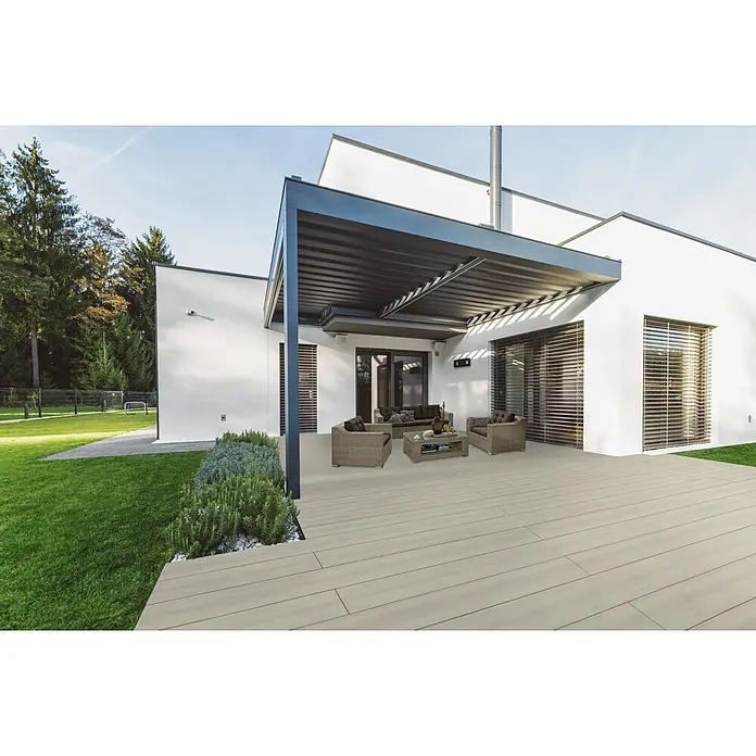 b!design WPC-Terrassendiele Antique - 300 x 21 x 2,25 cm, Antique - Ein modernes Haus mit einer Terrasse aus eleganten Terrassendielen und stilvollen Gartenmöbeln unter einer Pergola.