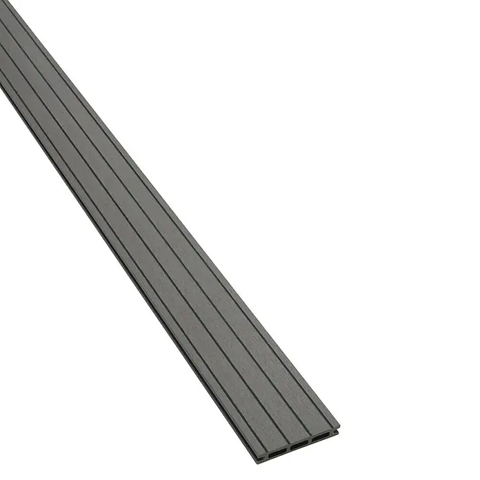WPC-Terrassendiele Grey - 290 x 12 x 2 cm, Grau - Eine Nahaufnahme eines grauen Terrassendielenprofils mit feinen Rillen und Hohlkammern, ideal für moderne Außenbereiche.
