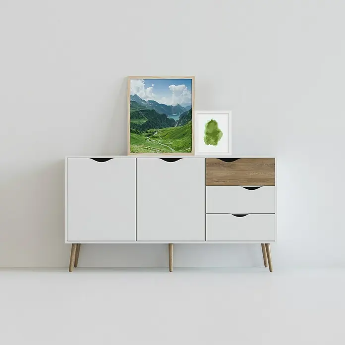 Nielsen Holzrahmen Apollo - 40 x 50 cm, Wenge - Dieses Bild zeigt ein Sideboard in Weiß und Holz mit zwei Bildern darauf, die eine Landschaft und ein abstraktes grünes Objekt darstellen.