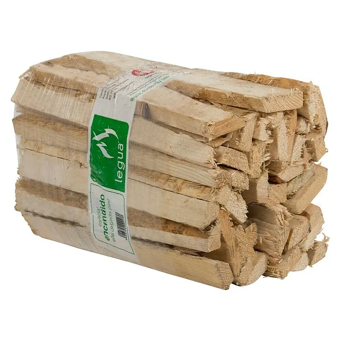 Legua Leña para encender - Pino, 18 l, 1 ud. - Paquete de leña para encender envuelto en plástico con una etiqueta verde, ideal para encender fácilmente chimeneas y estufas.