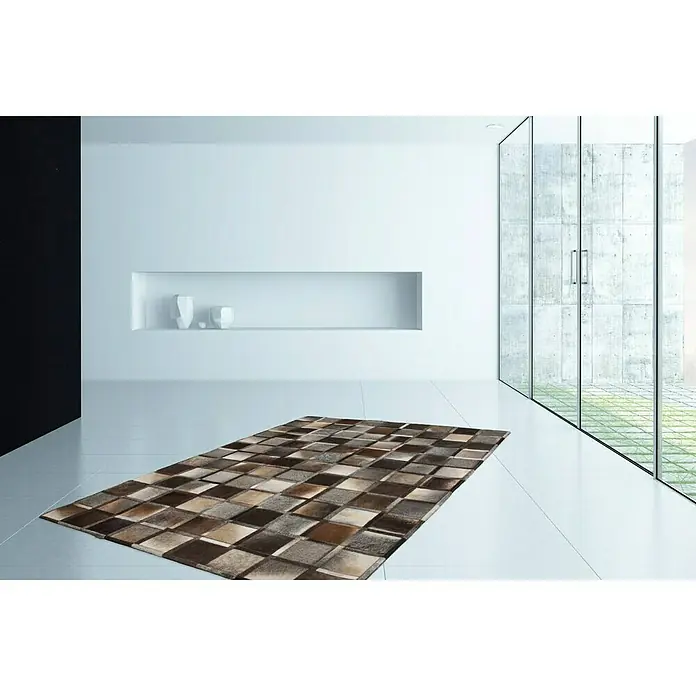 Kayoom Lederteppich Eclipse 410 - Grau/Braun, 230 x 160 cm, 100 % Leder - Ein rechteckiger Teppich mit einem Schachbrettmuster in verschiedenen Brauntönen liegt in einem modernen, hellen Raum.