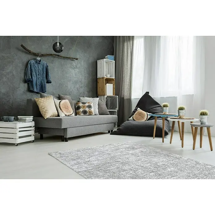 Kayoom Kurzflorteppich Etna - Grau/Silber, 290 x 200 cm, 100 % Mikropolyester - Ein modernes Wohnzimmer mit einem stilvollen grauen Teppich, der dem Raum Eleganz und Komfort verleiht.