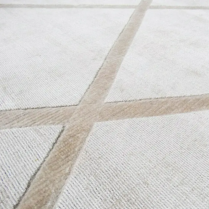Kayoom Kurzflorteppich Luxury 210 - Elfenbein/Taupe, 150 x 80 cm, 100 % Viskose - Nahaufnahme eines modernen Teppichs mit geometrischem Muster in neutralen Farben, ideal für ein stilvolles Wohnambiente.