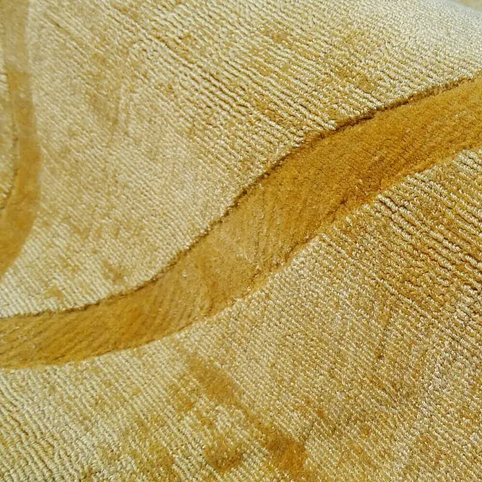 Kayoom Kurzflorteppich Luxury 210 - Gelb, 290 x 200 cm, 100 % Viskose - Nahaufnahme eines beigen Teppichs mit gewundenen, hellbraunen Streifen. Die Textur des Teppichs ist deutlich sichtbar.