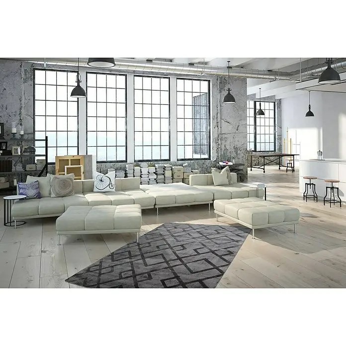 Kayoom Kurzflorteppich Luxury 310 - Grau, 150 x 80 cm, 100 % Viskose - Ein modernes Wohnzimmer mit einem modularen Sofa und einem geometrischen Teppich. Das helle Sofa passt gut zum industriellen Stil des Raumes.
