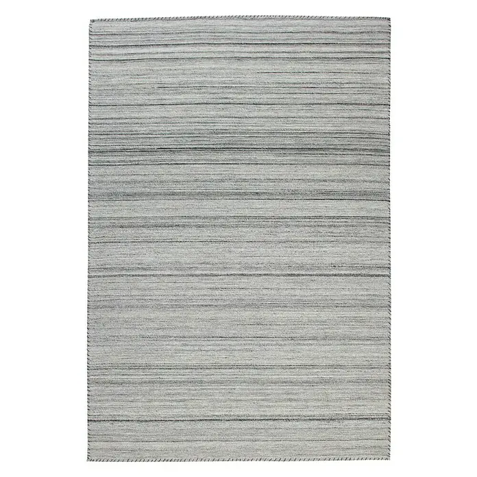 Kayoom Flachgewebeteppich Phönix - Grau, 290 x 200 cm, 75 % Wolle, 20 % Baumwolle, 5 % Polyester - Ein rechteckiger, hellgrauer Teppich mit feinen, horizontalen Linien, die eine subtile Textur erzeugen und einen modernen Look verleihen.