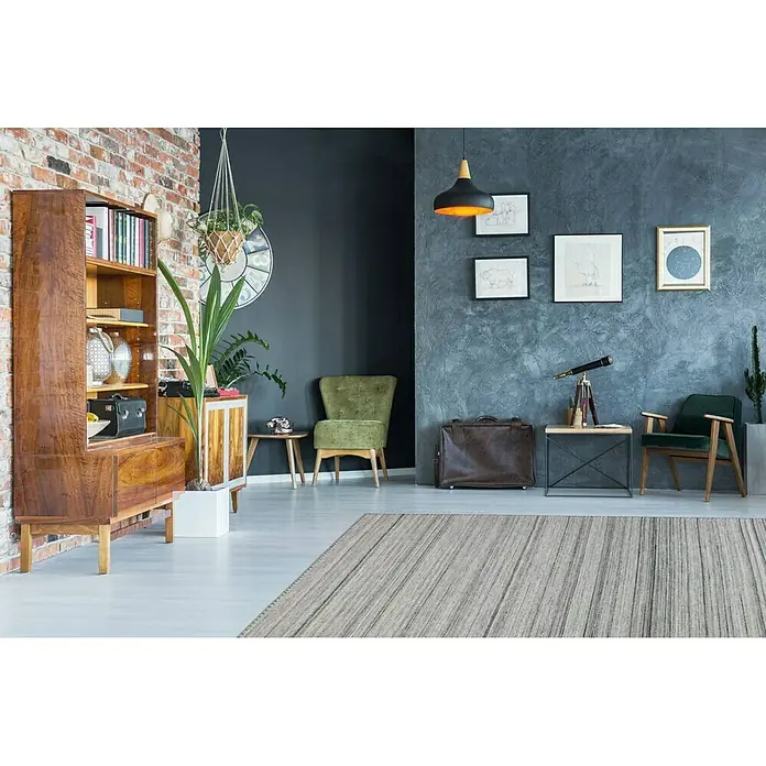 Kayoom Flachgewebeteppich Phönix - Grau, 290 x 200 cm, 75 % Wolle, 20 % Baumwolle, 5 % Polyester - Das Bild zeigt einen stilvollen Teppich in einem modernen Wohnzimmer. Der Teppich harmoniert mit der Einrichtung und verleiht dem Raum Wärme.