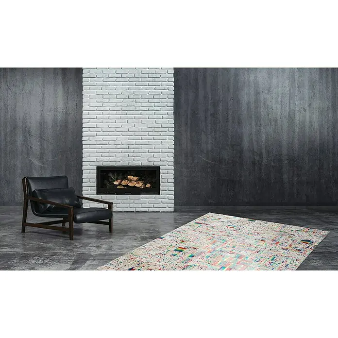 Kayoom Lederteppich Rocket - Multi, 230 x 160 cm, 100 % Leder - Ein Wohnzimmer mit einem bunten Teppich, einem Sessel und einem Kamin, der eine gemütliche Atmosphäre schafft. Der Teppich ist der Blickfang des Raumes.