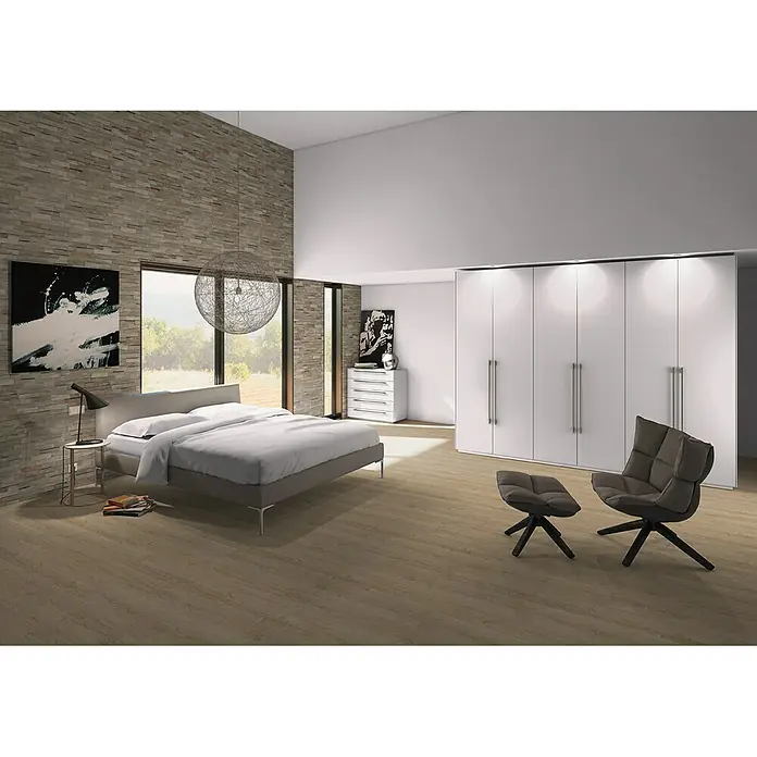 Indo Wandpaneel 3D Wall Gun smoked - Teak, 500 x 200 x 10 mm, 1 m² - Elegantes Schlafzimmer mit Doppelbett, großem Kleiderschrank und modernem Sessel. Das helle Design sorgt für eine ruhige Atmosphäre.