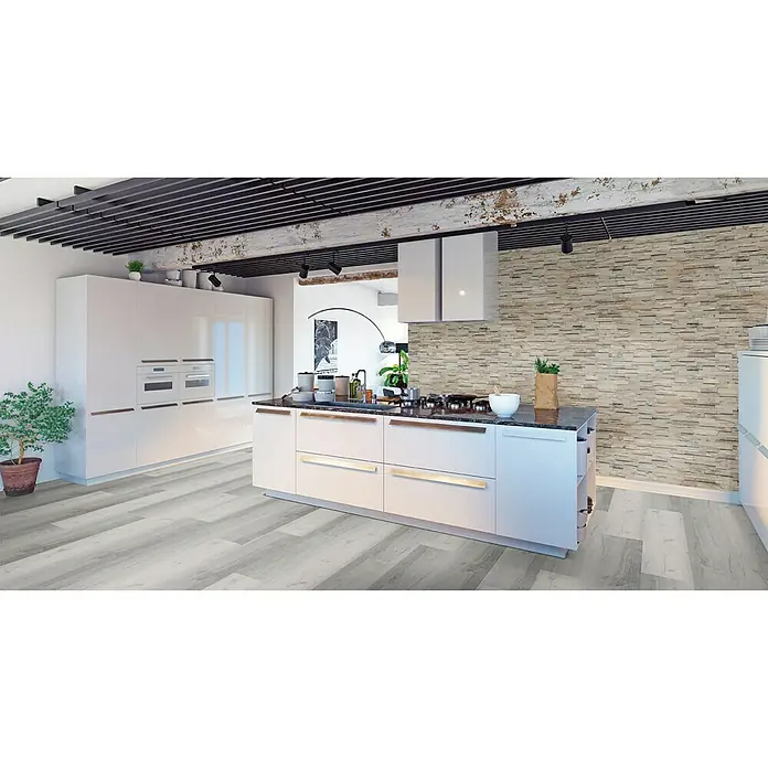 Indo Wandpaneel 3D Wall Slimwood Gun Smoked - Hevea, 560 x 200 x 8 mm - Eine moderne Küche mit einer Kücheninsel und hellgrauem Holzboden, die eine einladende Atmosphäre schafft.\n