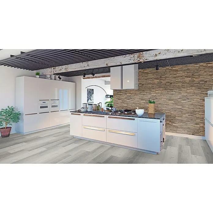 Indo Wandpaneel 3D Wall Slimwood Stone Washed - Hevea, 560 x 200 x 8 mm, 1,008 m² - Küchenbild mit hellem Holzboden, weißen Möbeln und einer Kücheninsel mit modernem Kochfeld. Der Boden verleiht dem Raum eine warme, einladende Atmosphäre.