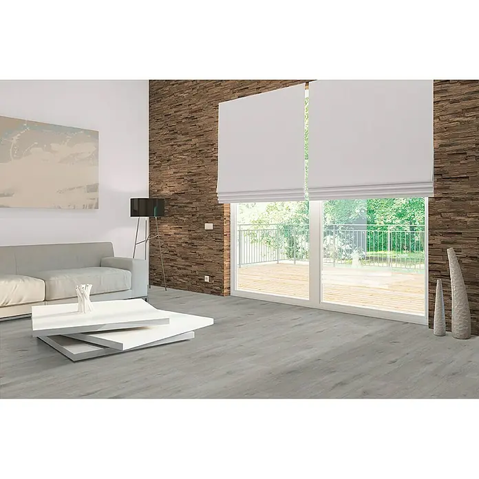 Indo Wandpaneel 3D Wall Classic Sumatra Nature - Teak, 610 x 150 x 10 mm, 1,006 m² - Helle Wohnraum-Szene mit grauen Laminatböden, die eine moderne und saubere Ästhetik präsentieren. Die Böden ergänzen das minimalistische Dekor perfekt.