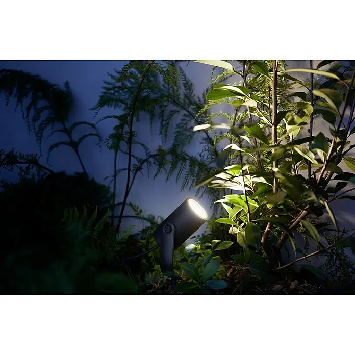 Philips Hue LED-Gartenspot Lily - 8 W, Lichtfarbe: RGB, IP65 - Gartenstrahler beleuchtet Pflanzen. Der moderne Strahler sorgt für eine stimmungsvolle Atmosphäre im Garten und setzt Pflanzen in Szene.