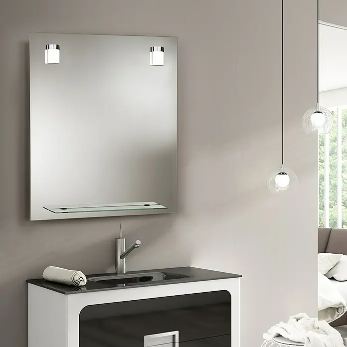 Camargue Espejo con luz Milan - 60 x 75 cm, Cromo, Bandeja - Baño con mueble de lavabo, espejo e iluminación. El moderno mueble con encimera negra ofrece un almacenamiento elegante.