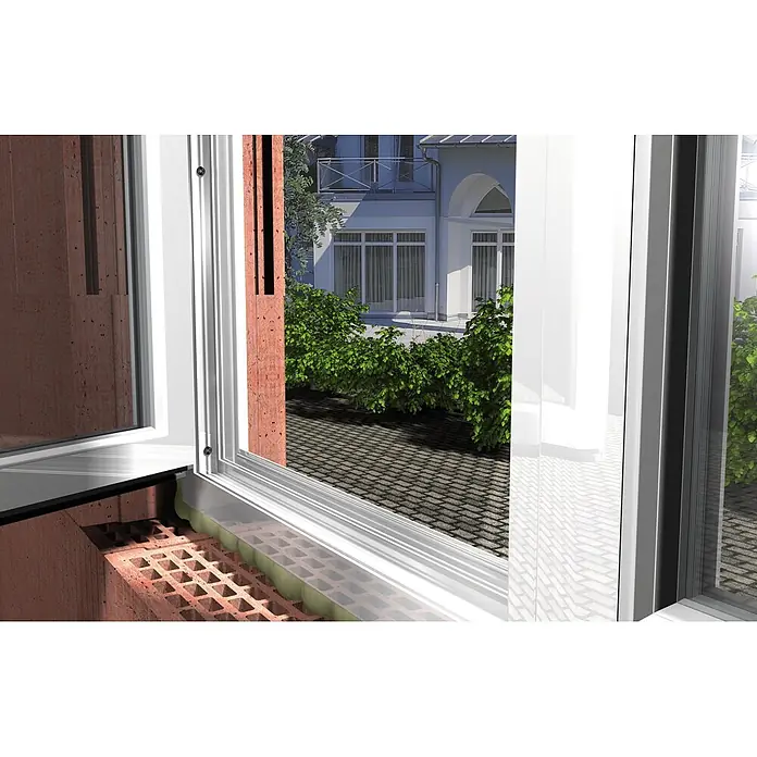 Fischer Fensterrahmenschraube FFS 7,5 - 112 mm, Flachkopf, Durchmesser Bohrloch: 6 mm, 8 Stk. - Nahaufnahme eines Fensters, das in eine Ziegelwand eingesetzt ist und den Einbau und die Konstruktionsdetails des Fensters zeigt.