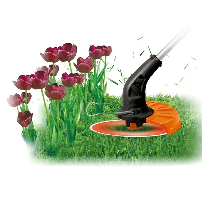 Worx PowerShare 20V Akku-Rasentrimmer WG157E.9 - 20 V, Li-Ionen, Ohne Akku - Ein Rasentrimmer schneidet das Gras vor einem Beet mit roten Tulpen. Der Trimmer hat einen orangenen Schutz und einen schwarzen Griff.
