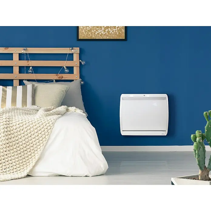 Purline Emisor térmico Micairon A1000 WiFi - 1.000 W, Blanco, 10 x 60 x 55 cm - Dormitorio con un moderno radiador de pared blanco que proporciona un calor confortable.\n