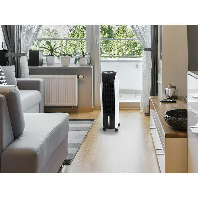 Purline Rafy Climatizador evaporativo 71 - Blanco y Negro, Altura: 76 cm - Foto interior de un refrigerador de aire Purline blanco y delgado con ruedas en un salón con sofá gris.