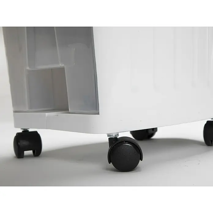 Purline Rafy Climatizador evaporativo 71 - Blanco y Negro, Altura: 76 cm - Primer plano de una unidad de almacenamiento de plástico blanco con ruedas negras, sobre un fondo luminoso. El mueble es funcional y móvil.