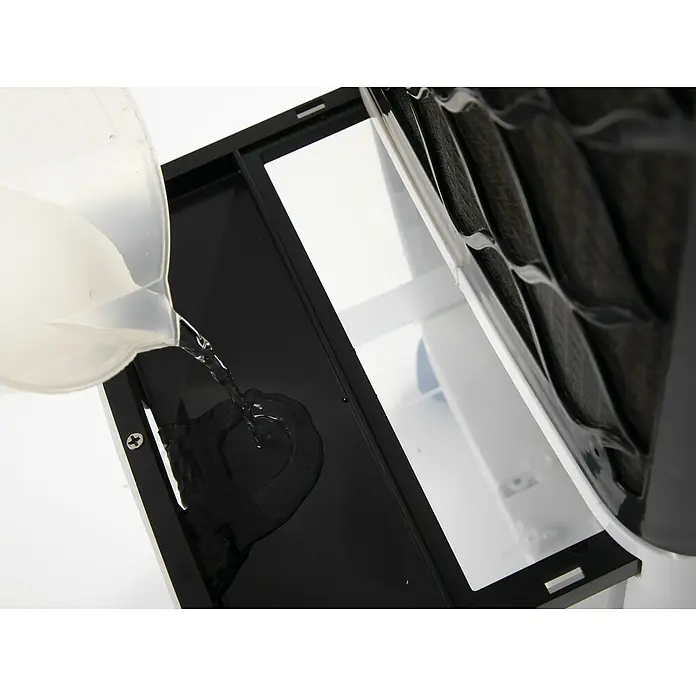 Purline Rafy Climatizador evaporativo 71 - Blanco y Negro, Altura: 76 cm - Se está vertiendo agua en el tanque de un enfriador de aire. El filtro del dispositivo es visible.